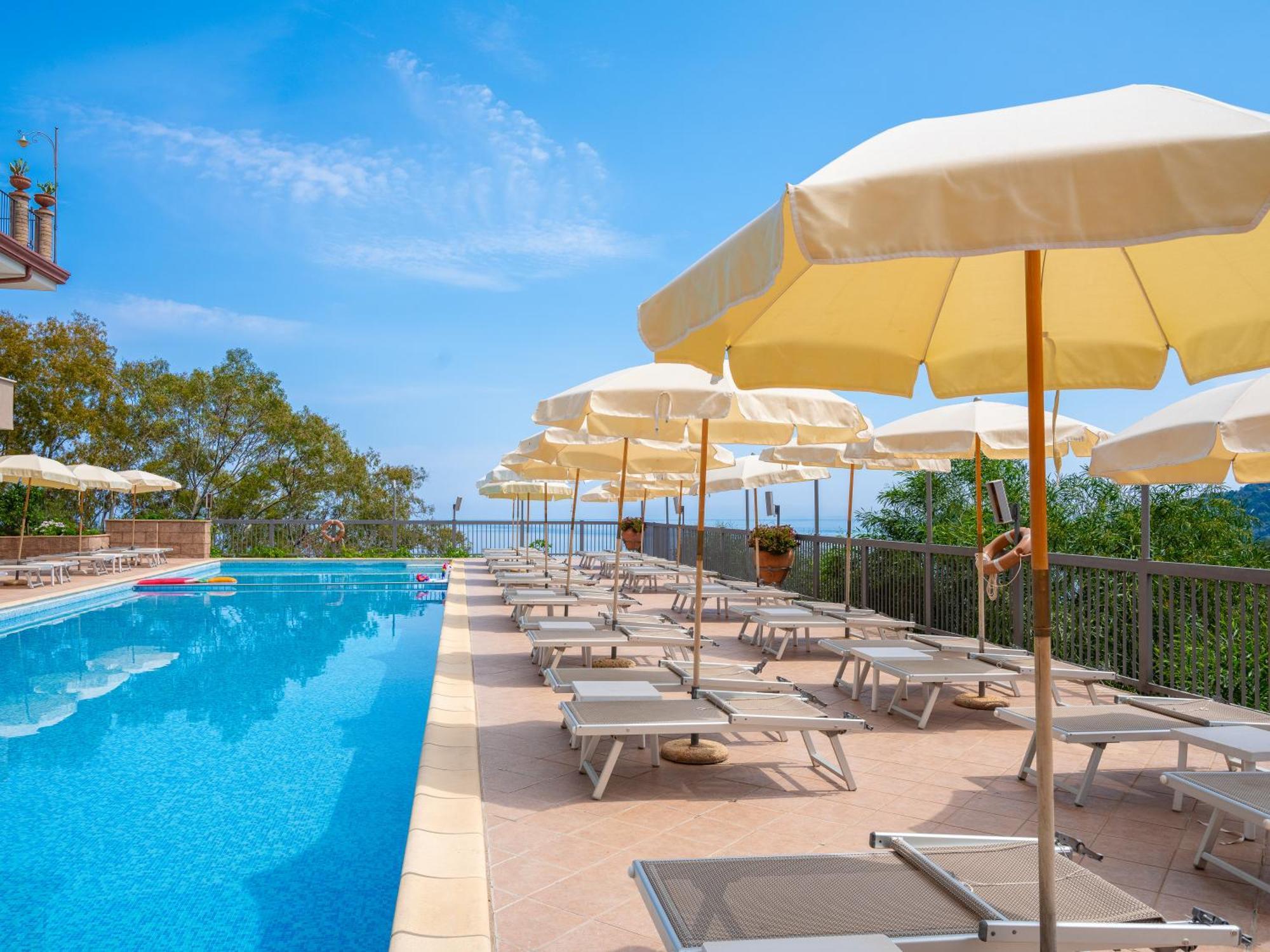 Hotel Antares เลโตยานนี ภายนอก รูปภาพ